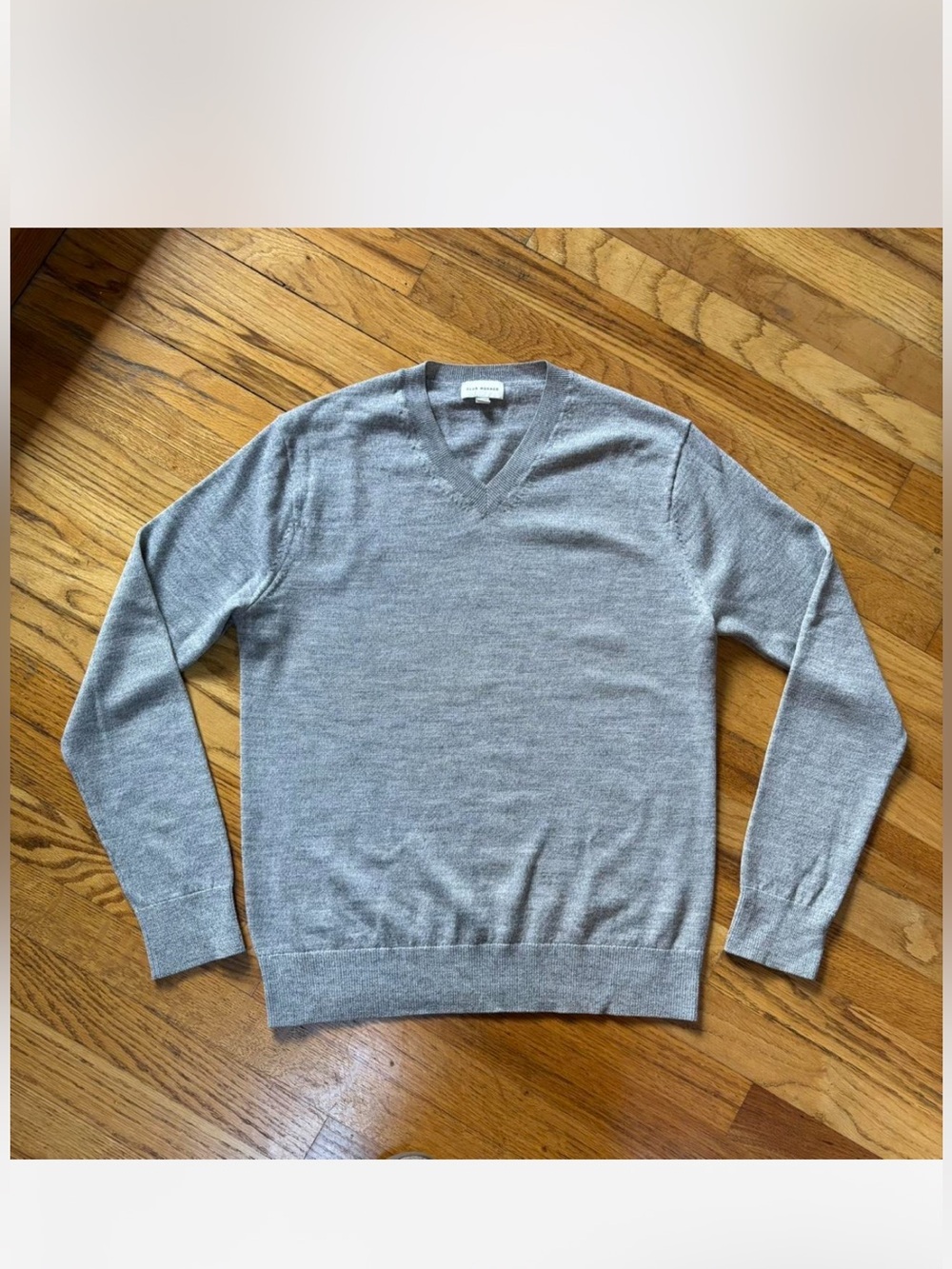Club Monaco light grey lightweight wool v neck sweater size small